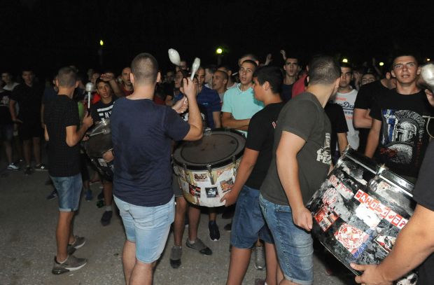 ОРИЛО СЕ “ЗВЕЗДА, ЗВЕЗДА”: Више хиљада навијача уз видео-бим давалo подршку играчима